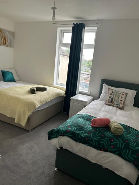 Contractor and Family Cozy Home Sleeps 7 Free Parking House in Grimsby