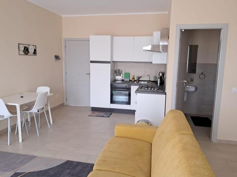 Kitchen or kitchenette, Seating area, Dining area
