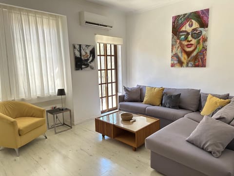 TV and multimedia, Living room, Seating area, air conditioner