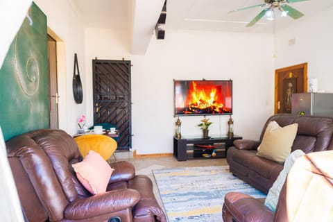 Communal lounge/ TV room, TV and multimedia, Living room, Seating area