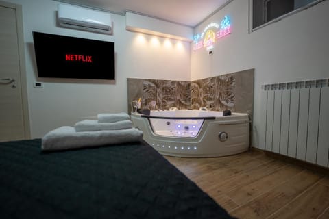 Hot Tub, Photo of the whole room, Bedroom