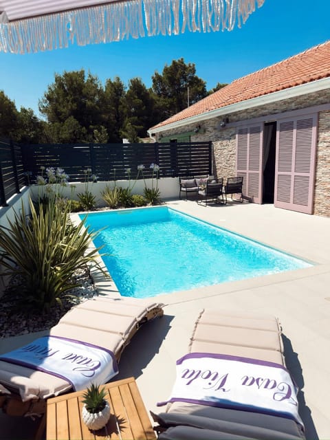Property building, Patio, Day, Pool view, Swimming pool, sunbed