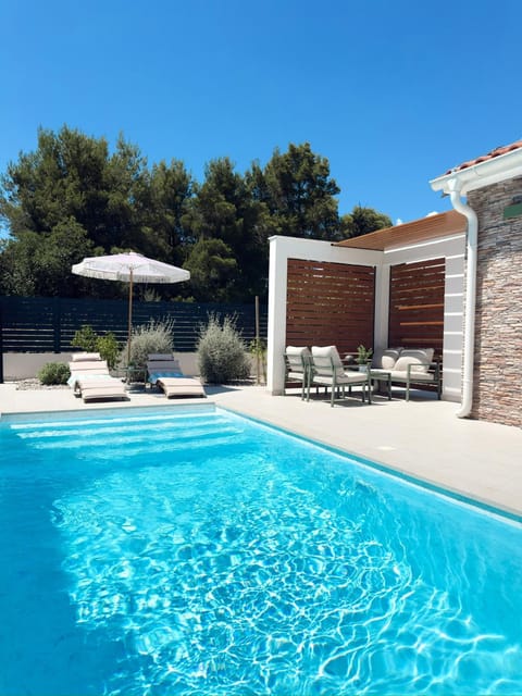Property building, Patio, Day, Pool view, Swimming pool, sunbed