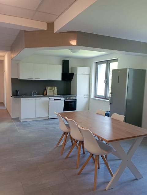 Kitchen or kitchenette, Dining area, oven, stove