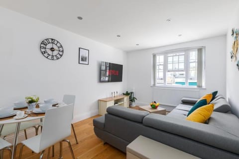 TV and multimedia, Living room, Decorative detail, Seating area, Dining area, heating, internet