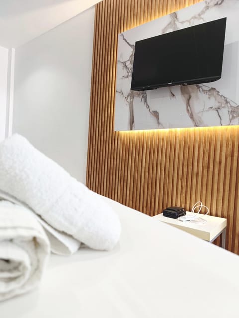 Bed, TV and multimedia, Evening entertainment, Bedroom, towels