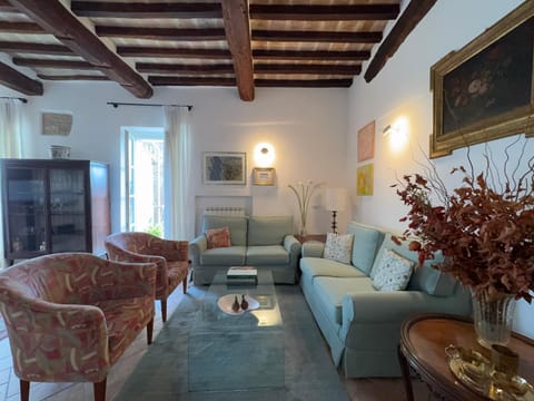 Communal lounge/ TV room, TV and multimedia, Living room, Seating area, Evening entertainment, air conditioner