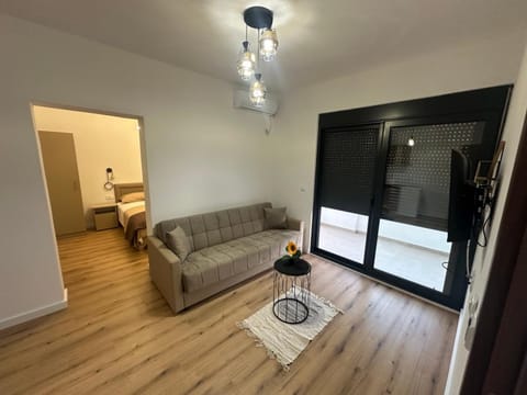 Bed, TV and multimedia, Living room, Photo of the whole room, Seating area