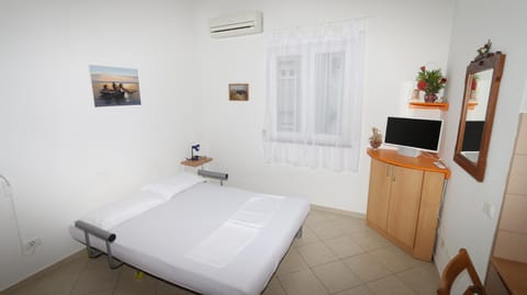 Bed, TV and multimedia, Photo of the whole room, Bedroom, air conditioner