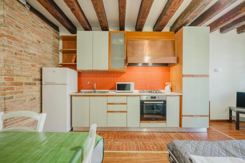 Kitchen or kitchenette, Living room, Seating area, Dining area, oven, stove