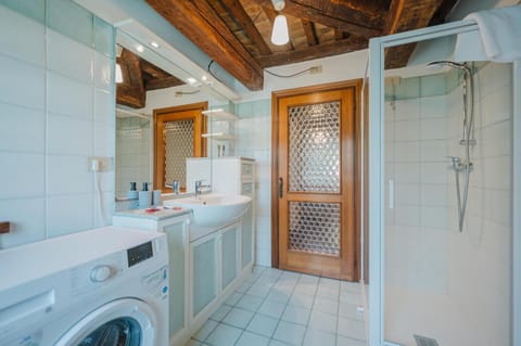 Shower, Bathroom, towels, washing machine