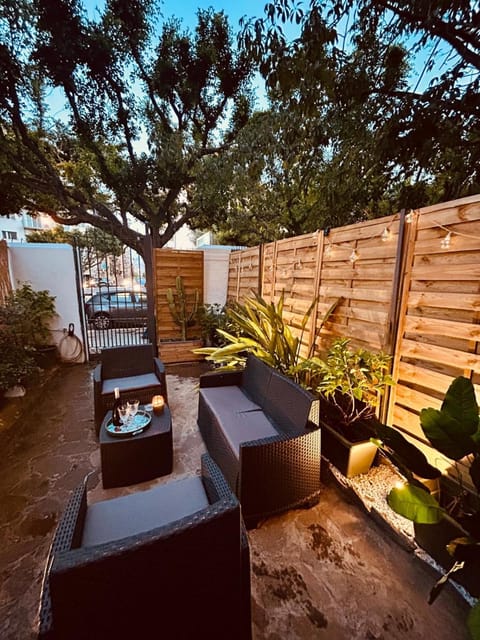 Patio, Day, Garden, View (from property/room), Balcony/Terrace, Living room, Seating area, Garden view