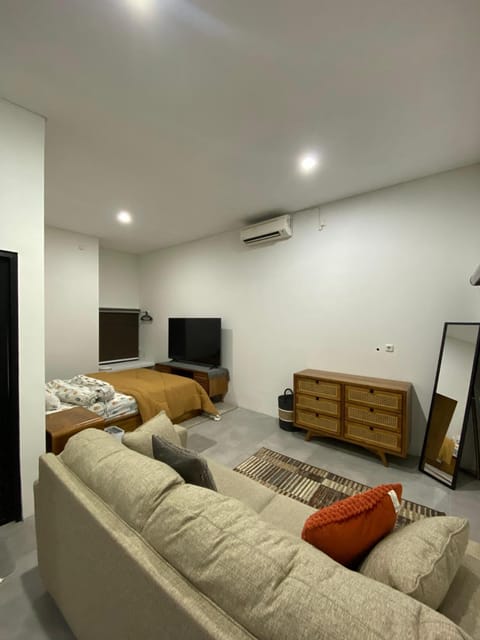 Bed, TV and multimedia, Living room, Photo of the whole room, Bedroom, air conditioner