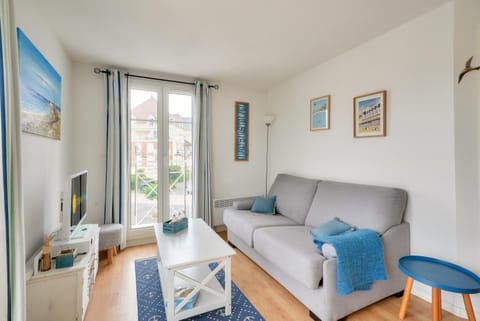 Bed, Living room