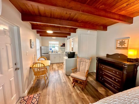 Bed, Kitchen or kitchenette, Living room, Seating area, Dining area, Bedroom