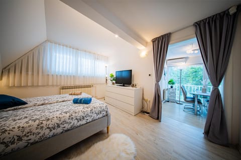 Bed, TV and multimedia, Photo of the whole room, Seating area, Bedroom