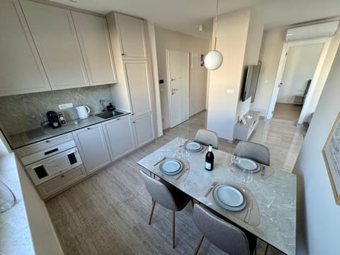 Coffee/tea facilities, Kitchen or kitchenette, Dining area