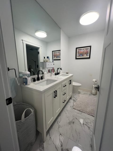 LF Guesthouse Bed and Breakfast in Nanaimo