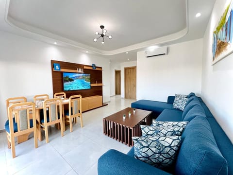 TV and multimedia, Living room, Seating area, Dining area