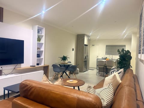 TV and multimedia, Kitchen or kitchenette, Living room, Seating area, Dining area