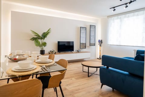 Communal lounge/ TV room, TV and multimedia, Living room, Seating area, Dining area, Evening entertainment