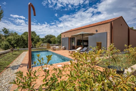 Property building, Day, Garden, Swimming pool, sunbed