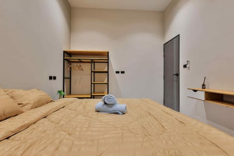 Bed, Photo of the whole room, Bedroom, towels