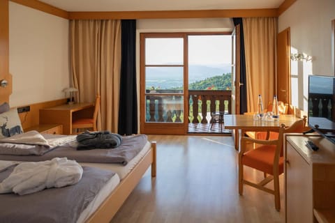 Bed, Natural landscape, TV and multimedia, View (from property/room), Balcony/Terrace, Photo of the whole room, Seating area, Bedroom, Mountain view