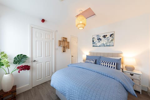 Bed, Photo of the whole room, wardrobe