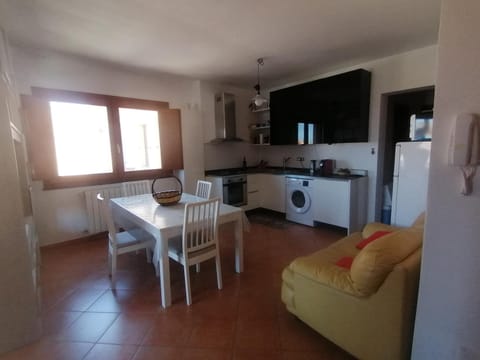 TV and multimedia, Kitchen or kitchenette, Living room, Seating area, Dining area, oven, stove