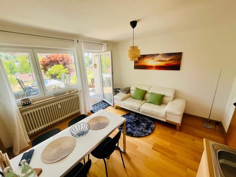 Living room, Seating area, Dining area, internet
