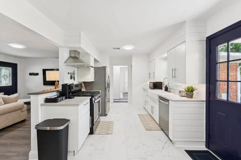 Kitchen or kitchenette, dishwasher, oven, pet friendly