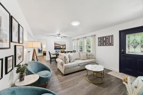 Living room, Photo of the whole room, Seating area