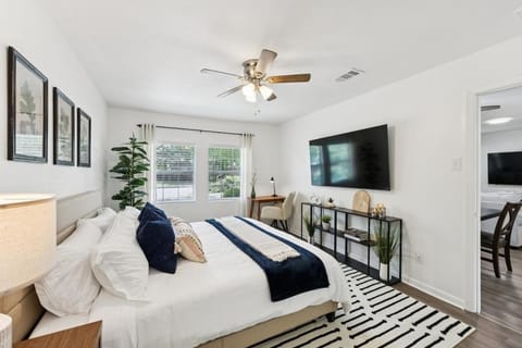 Bed, TV and multimedia, Bedroom