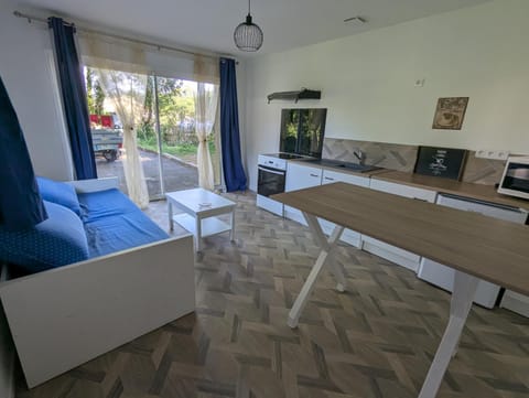 Kitchen or kitchenette, Seating area, Dining area