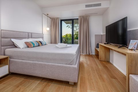 Bed, TV and multimedia, Photo of the whole room, Bedroom