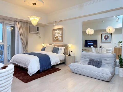 Bed, TV and multimedia, Living room, Photo of the whole room, Seating area, Bedroom, air conditioner