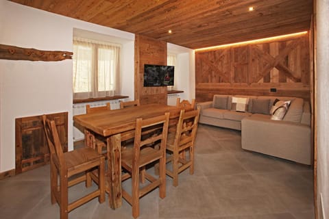 TV and multimedia, Living room, Seating area, Dining area, Evening entertainment