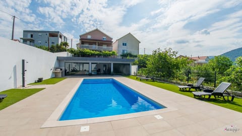Property building, Garden view, Mountain view, Pool view, Swimming pool, Swimming pool, sunbed