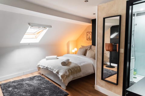 Bed, Bedroom, towels