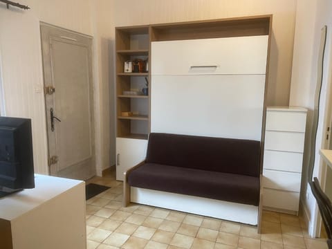 Studio 20m2 Ground Floor street Apartment in Île-de-France