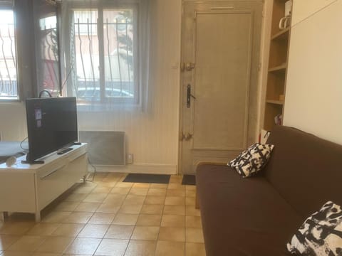 Studio 20m2 Ground Floor street Apartment in Île-de-France