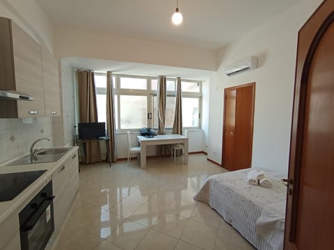 Bed, TV and multimedia, Kitchen or kitchenette, Dining area, Bedroom, minibar, oven, stove, towels, air conditioner
