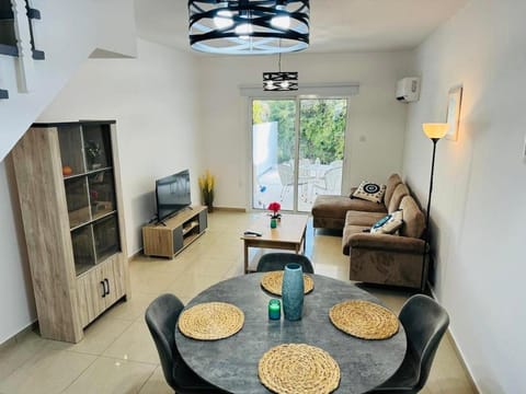 TV and multimedia, Living room, Seating area, Dining area, Evening entertainment