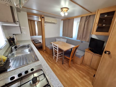 Kitchen or kitchenette, Living room, Seating area, Dining area, stove