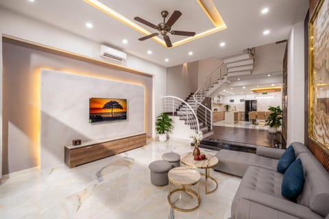 Communal lounge/ TV room, TV and multimedia, Living room, Seating area, air conditioner