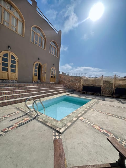 Property building, Day, Pool view, Swimming pool, Swimming pool, sunbed