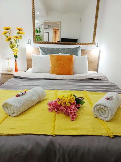 Bed, Bedroom, towels