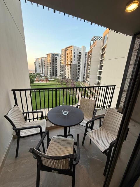 Property building, Day, Garden, Balcony/Terrace, City view