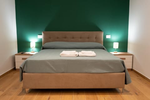 Bed, Bedroom, towels